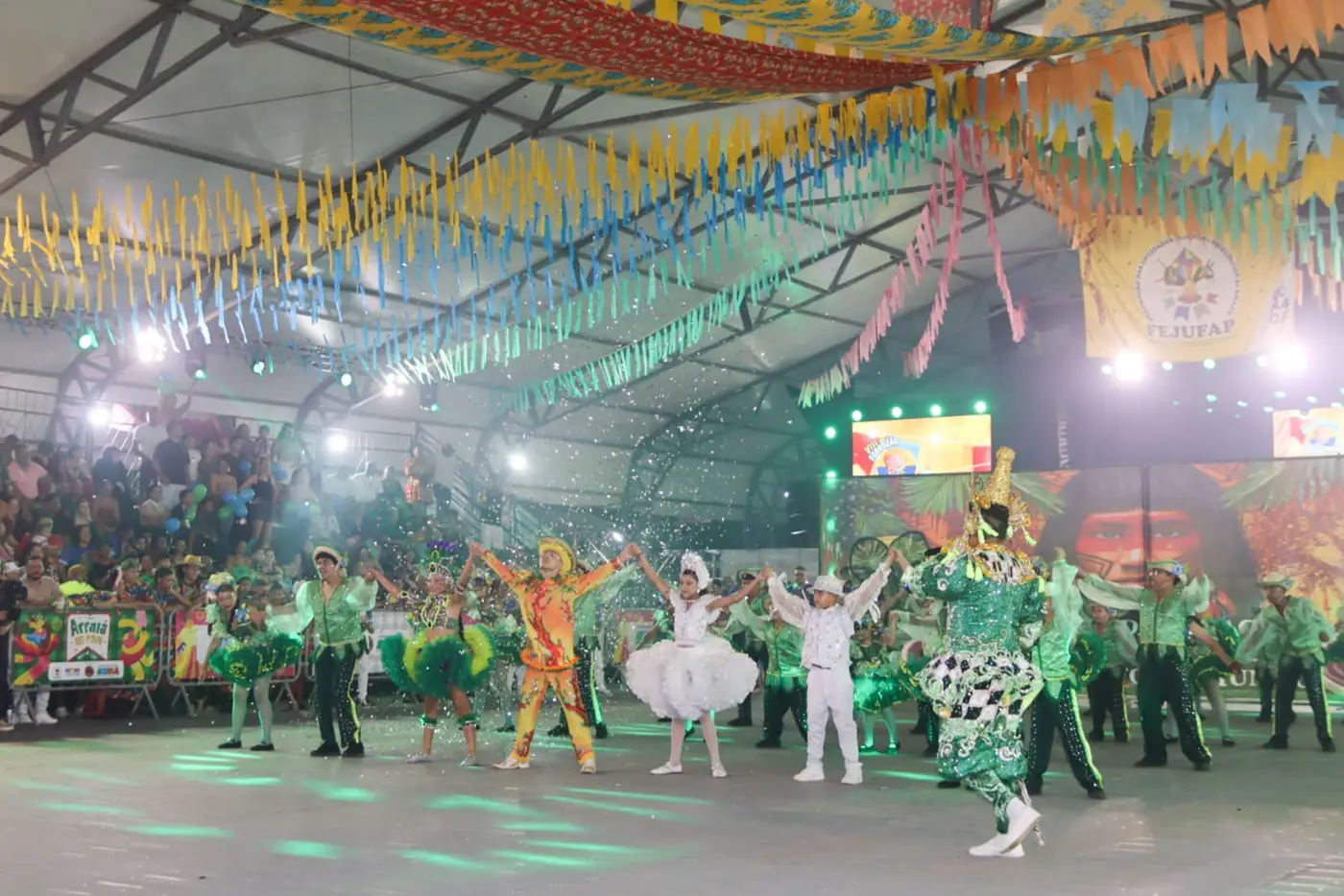 Quadrilha Amigos na Roça encantou o público ao levar as lendas amazônicas para a arena do Arraiá do Povo 2026.