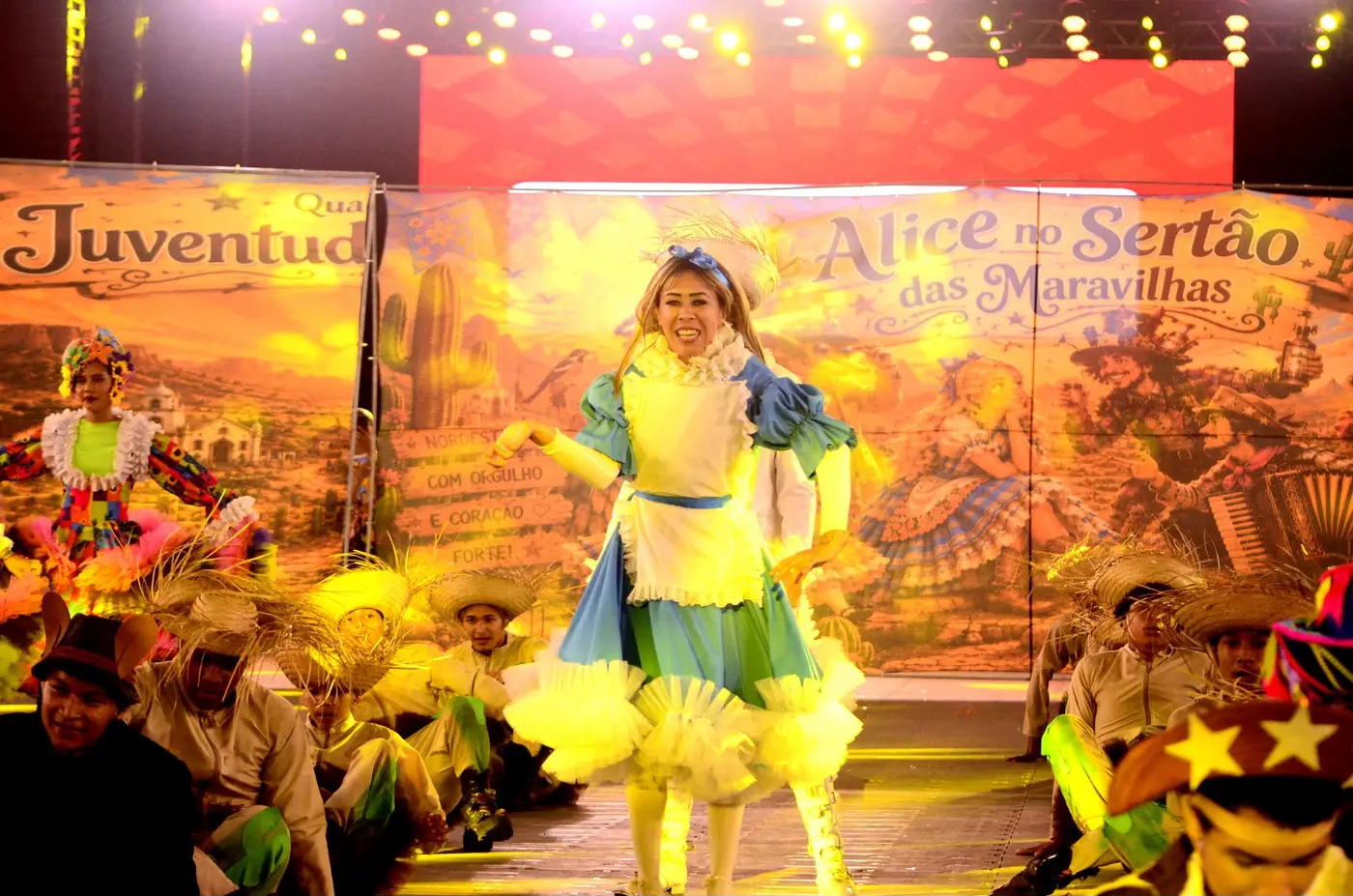 Magia no tablado: A quadrilha Juventude Brasileira encanta o público do Festival Sandro Rogério com o espetáculo ″Alice no Sertão das Maravilhas″