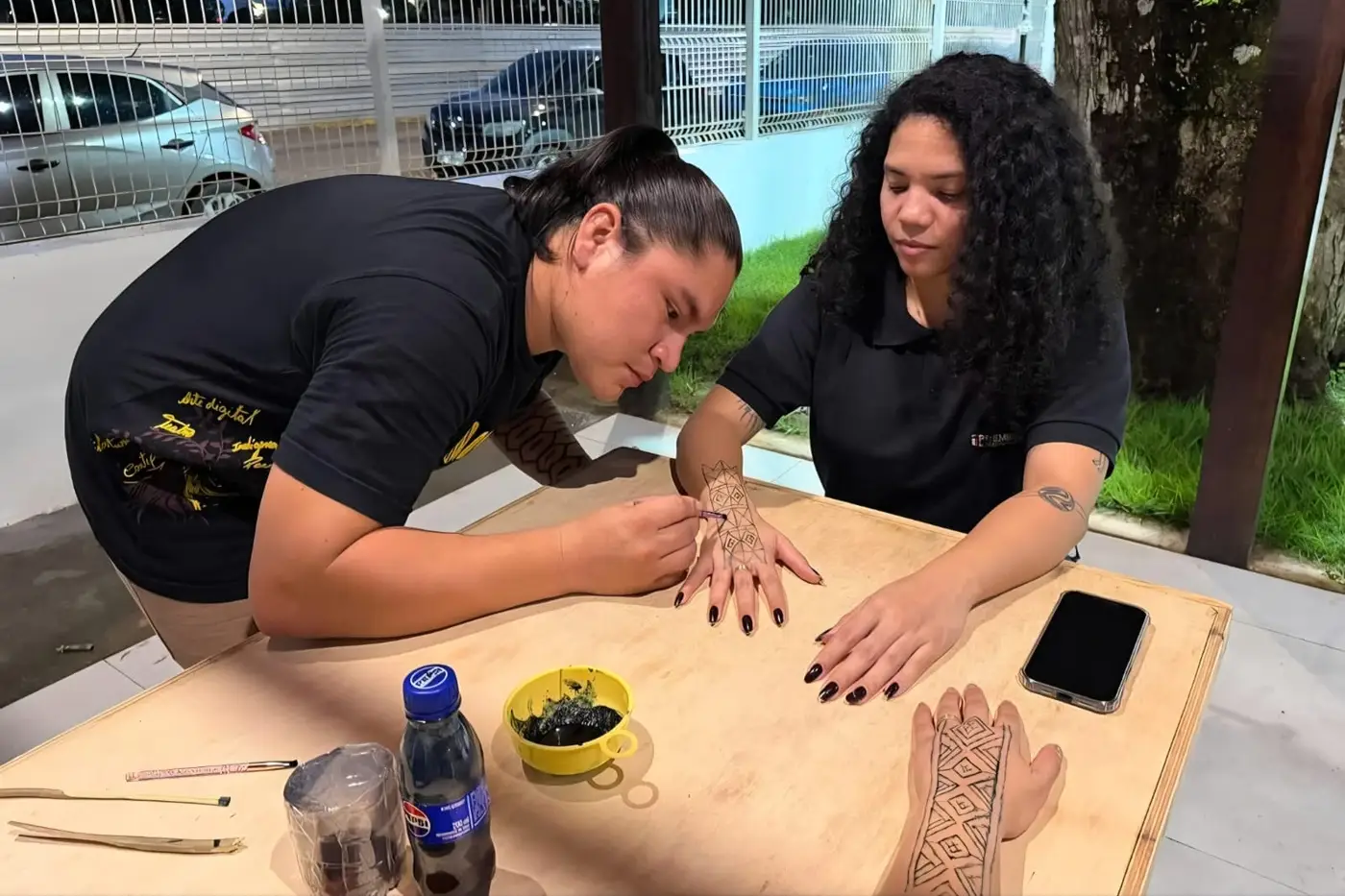 Mais do que um elemento estético, as pinturas representam identidade, pertencimento, espiritualidade e a relação dos povos originários com a natureza e seus territórios