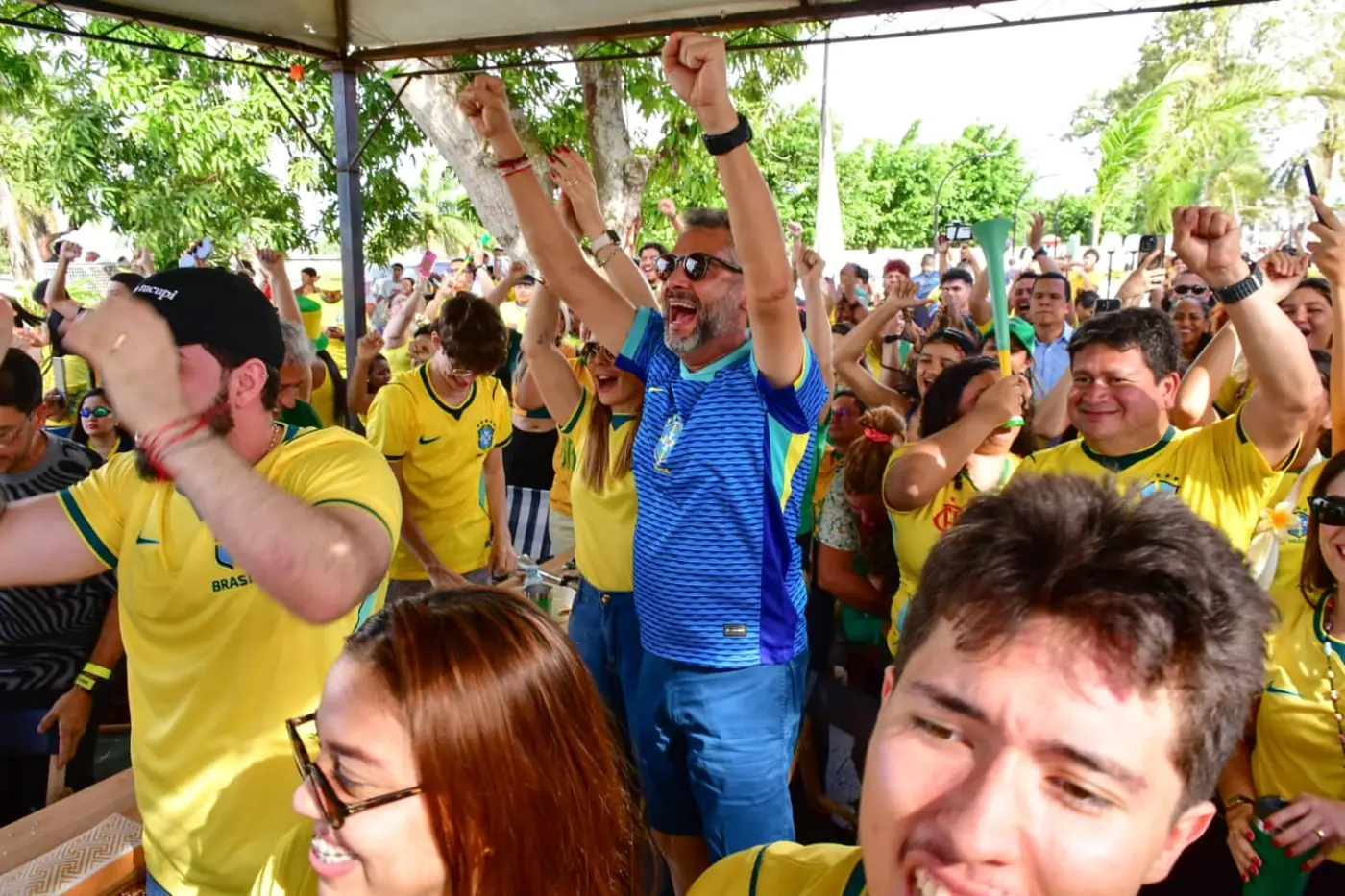 Governador Clécio Luís comemorando um dos gols do Brasil com a população