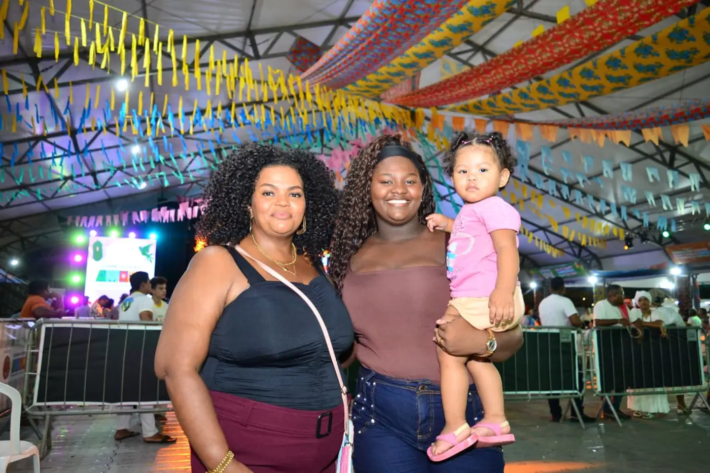 Ansiosa para prestigiar as apresentações juninas, Joyce dos Santos, de 44 anos, chegou cedo na arquibancada com sua família para aproveitar o último dia da maior festa junina da Amazônia