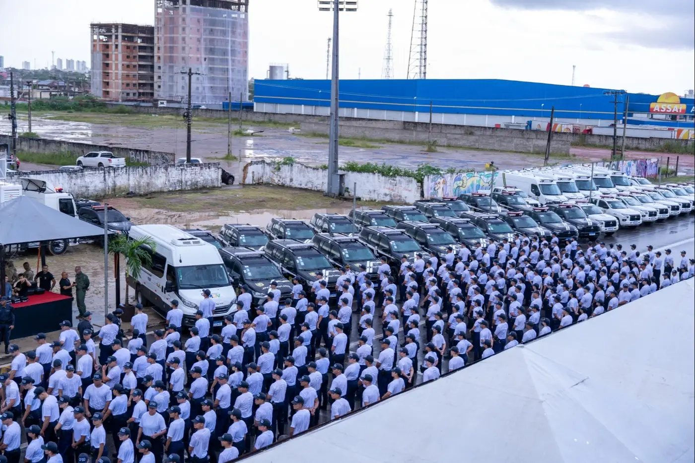 Viaturas e equipamentos foram apresentados junto com 745 novos alunos-soldados da PM e Corpo de Bombeiros