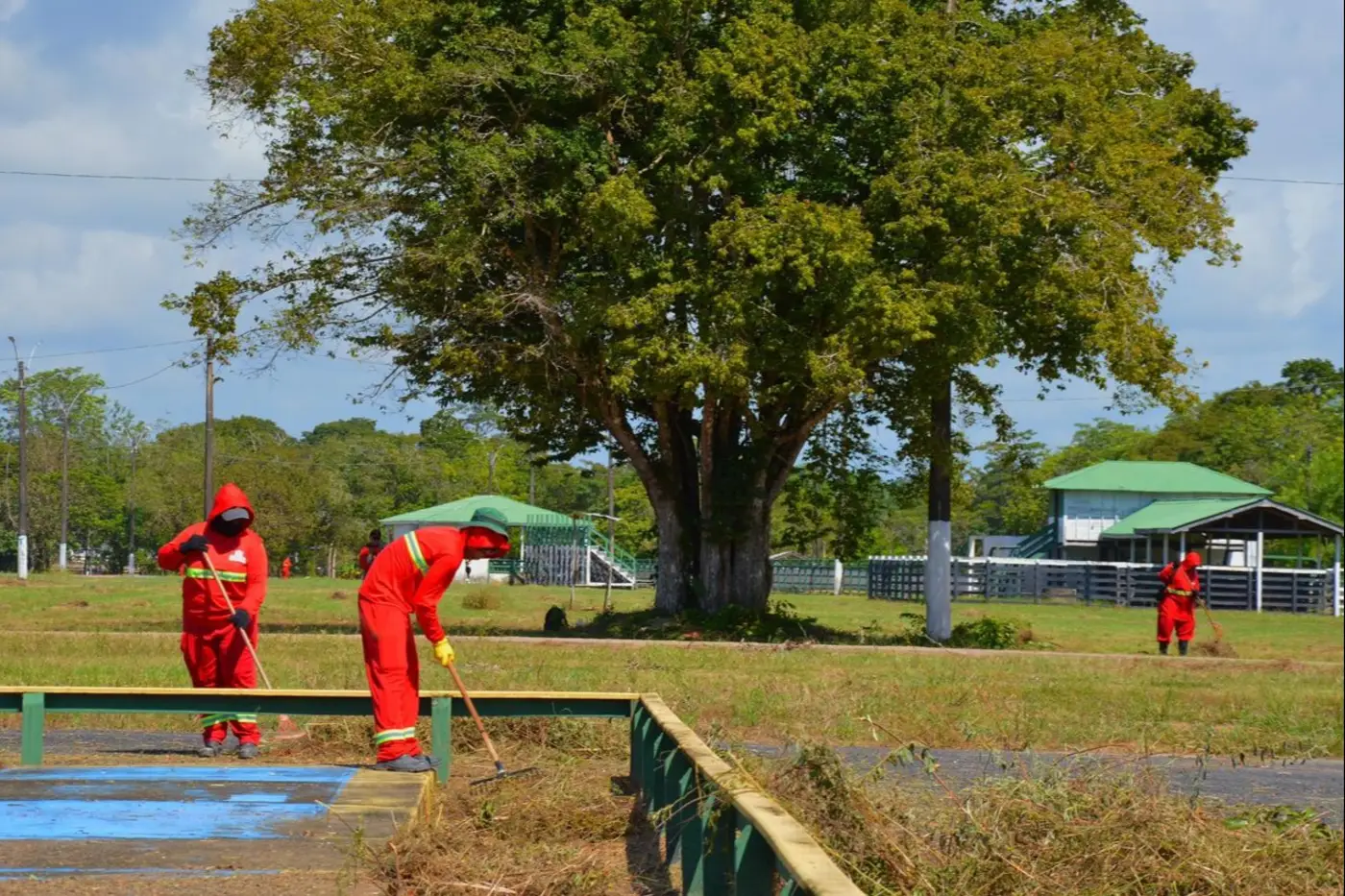 Local recebe atividades de roçagem, retirada de entulhos, pintura e aplicação de novo asfalto em alguns trechos de acesso.