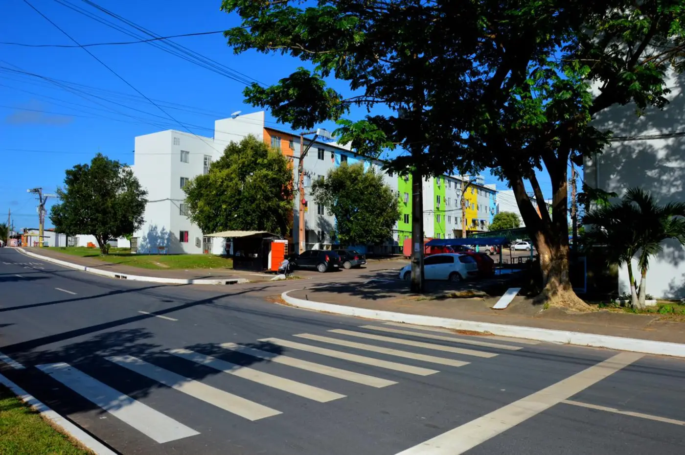 Além da aplicação de novo asfalto, as vias receberam sinalização horizontal, e os blocos dos apartamentos pintura