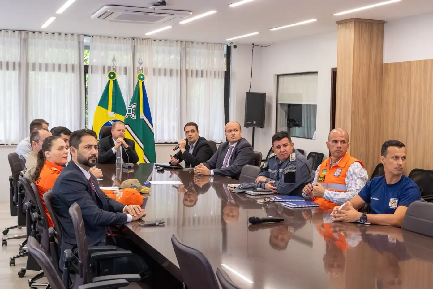 Governador em exercício e presidente do Tribunal de Justiça do Amapá (Tjap), desembargador Jayme Ferreira com a equipe da Segurança do Estado