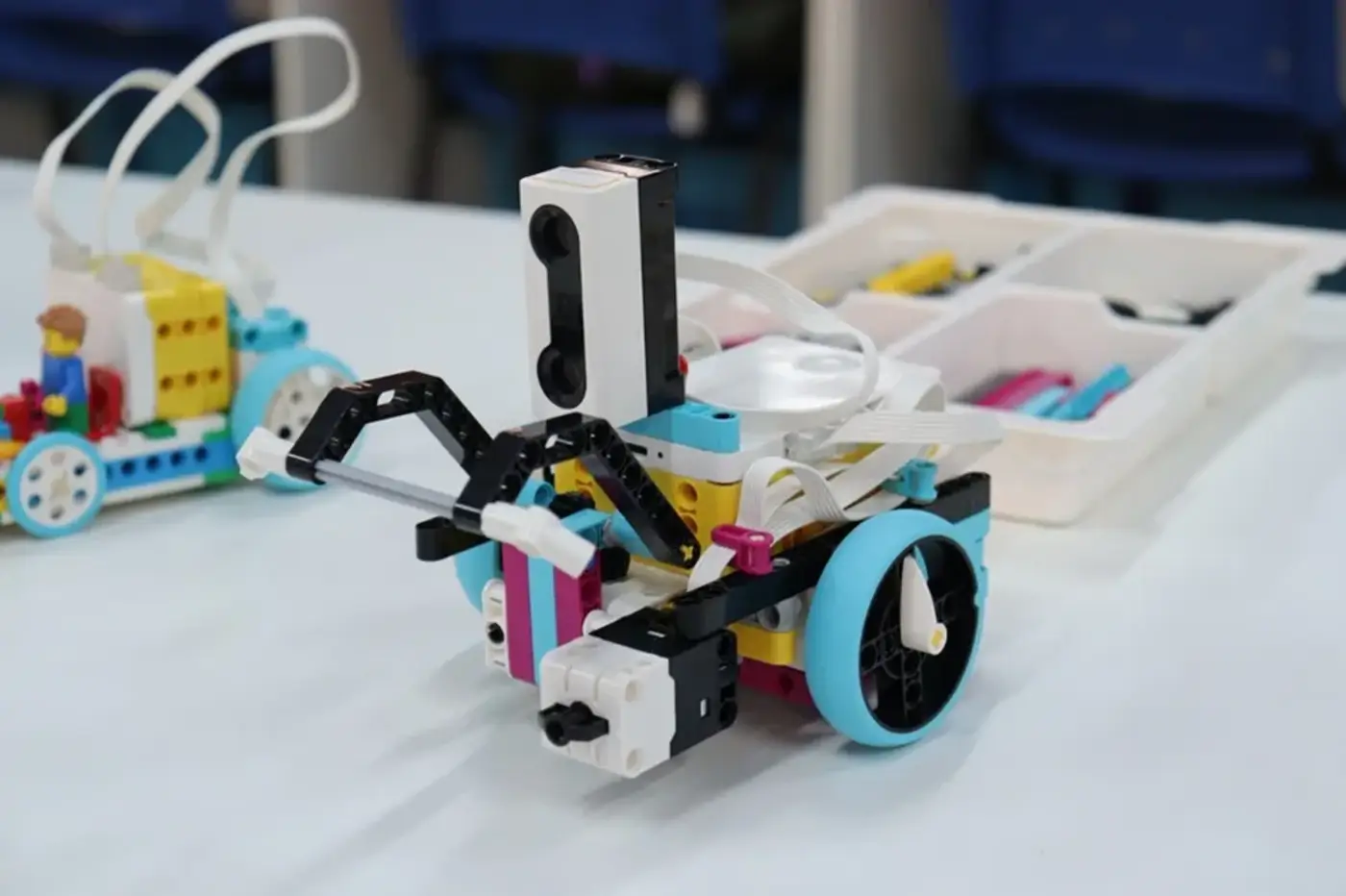 Podem ser submetidos artigos científicos, projetos de pesquisa, projetos de desenvolvimento tecnológico e relatos de experiências relacionados à robótica e áreas afins