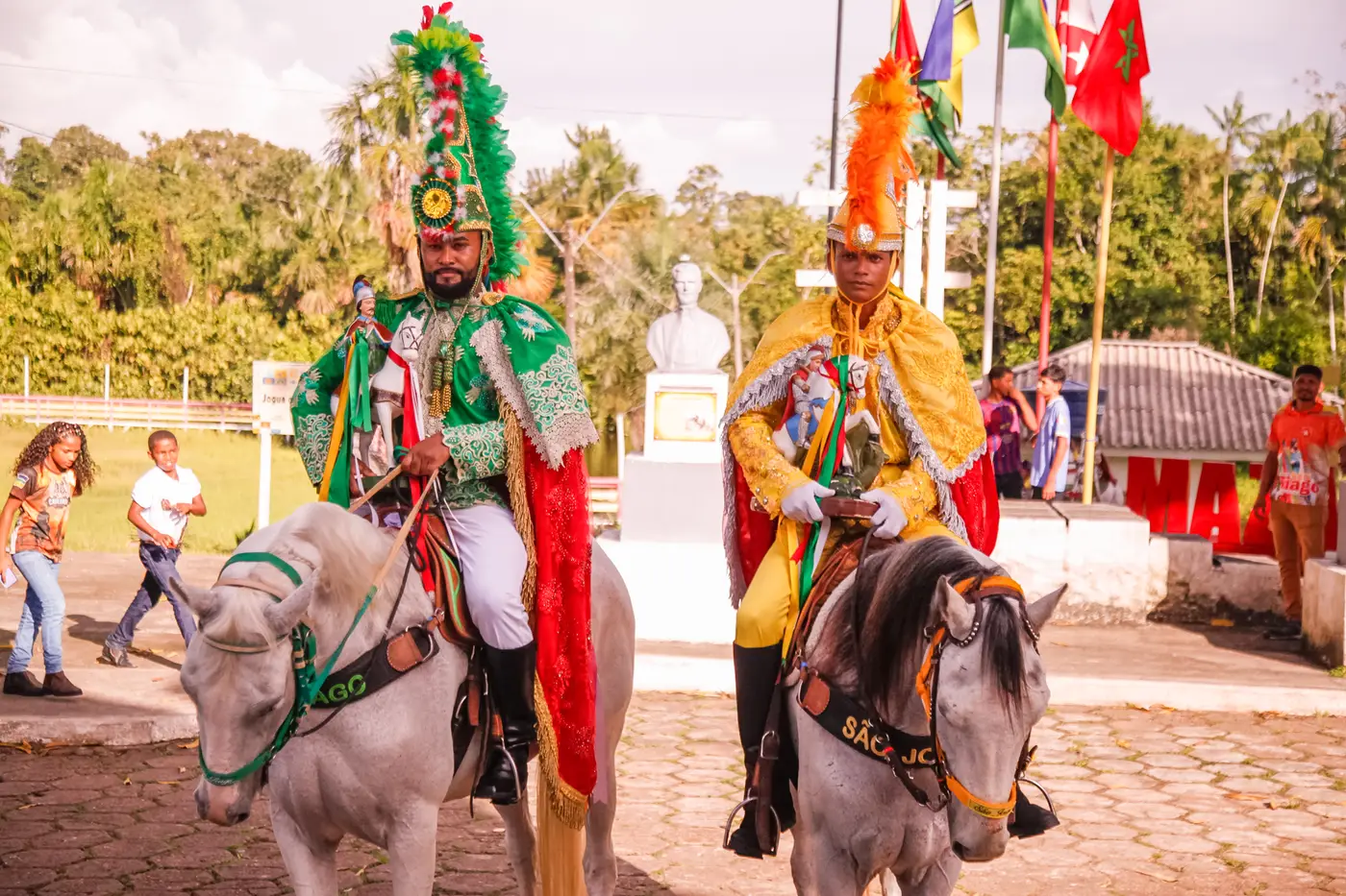 Figuras de São Tiago e São Jorge já vestidos a caráter vivem expectativa para o ponto alto das festividades