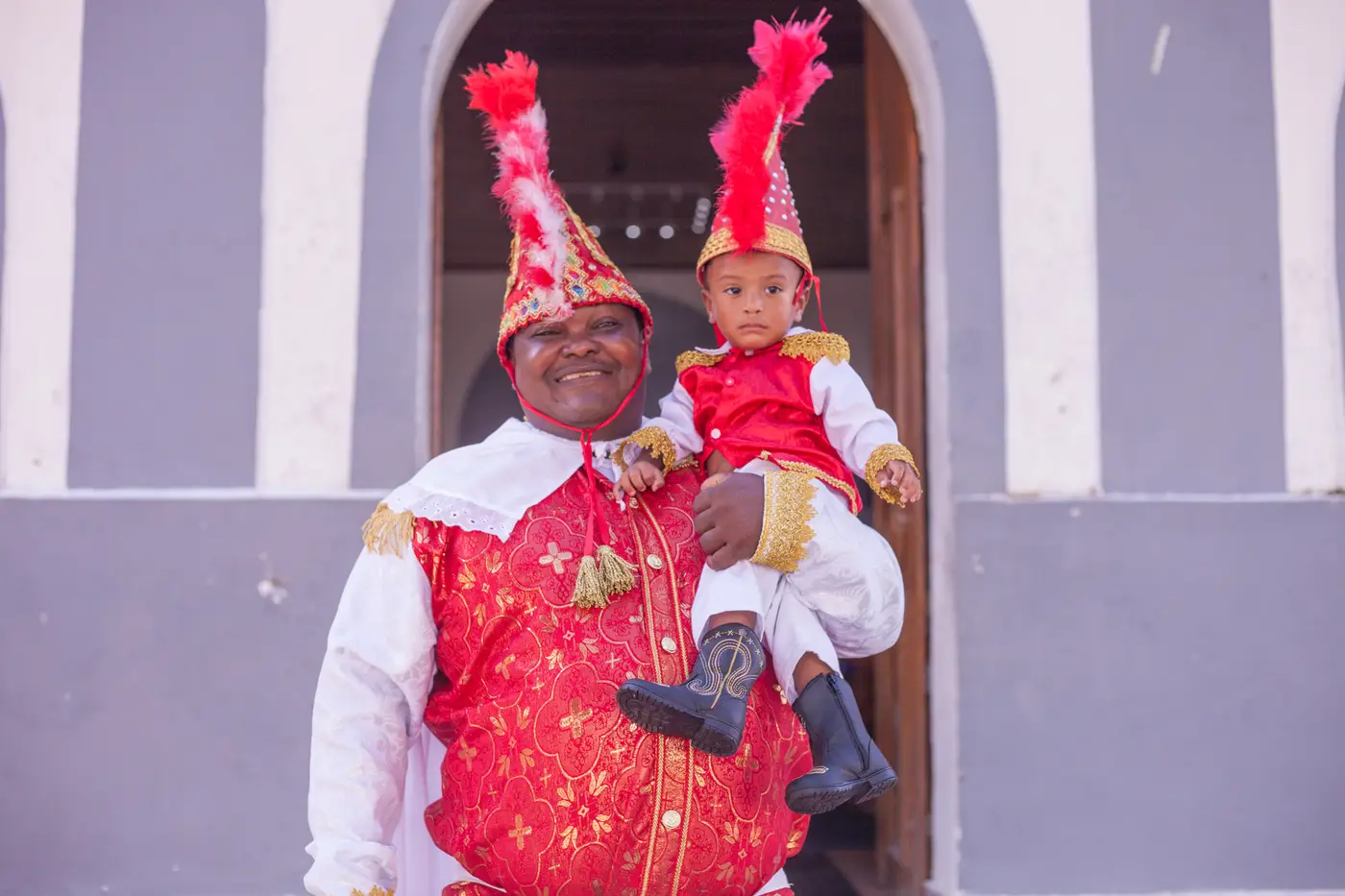 Rodoneli Junior, Menino Caldeirinha 2026, com o seu amo, vivido por Dorival Videira
