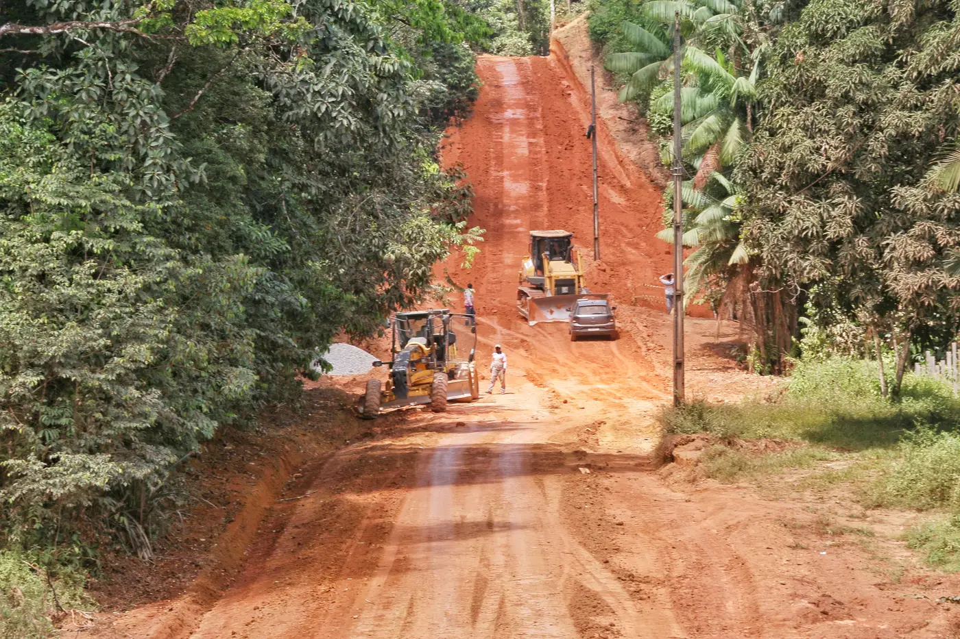 Máquinas trabalham nos serviços de terraplanagem e compactação do solo no Ramal da Aldeia do Manga, em Oiapoque.