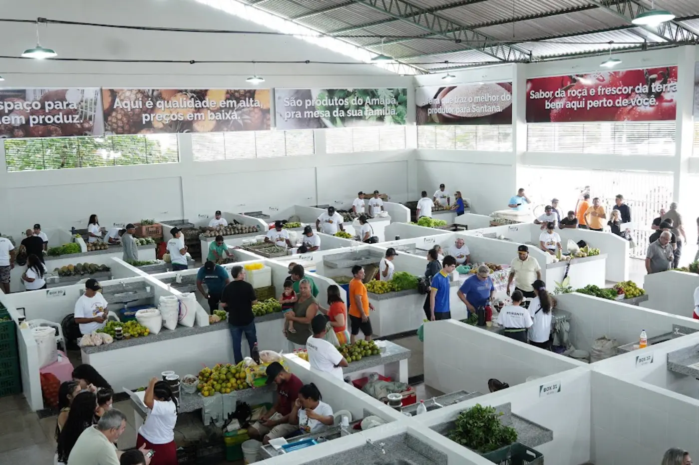 Consumidores e produtores locais movimentam o novo espaço planejado para a agricultura familiar em Santana.