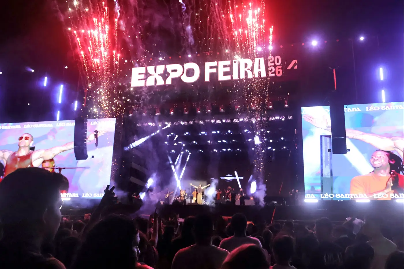 Apresentação marcada pela interação com os fãs, Léo Santana fez a multidão acompanhar as coreografias e cantar junto