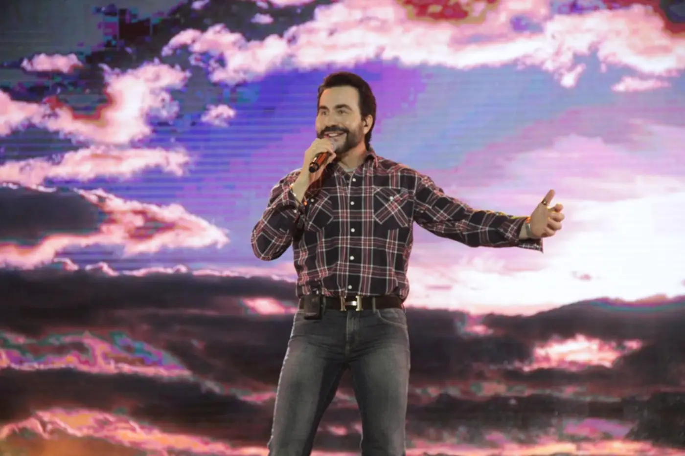 A programação de shows nacionais desta segunda-feira, 10, começa às 19h, com Padre Fábio de Melo.