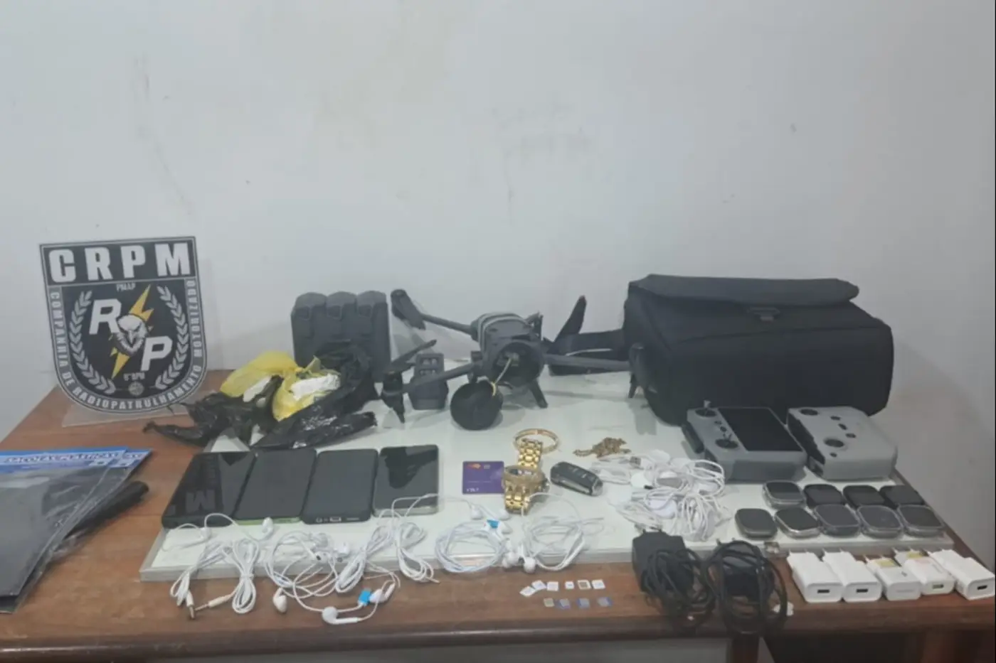 Material ilícito interceptado durante tentativa de lançamento para dentro do Iapen