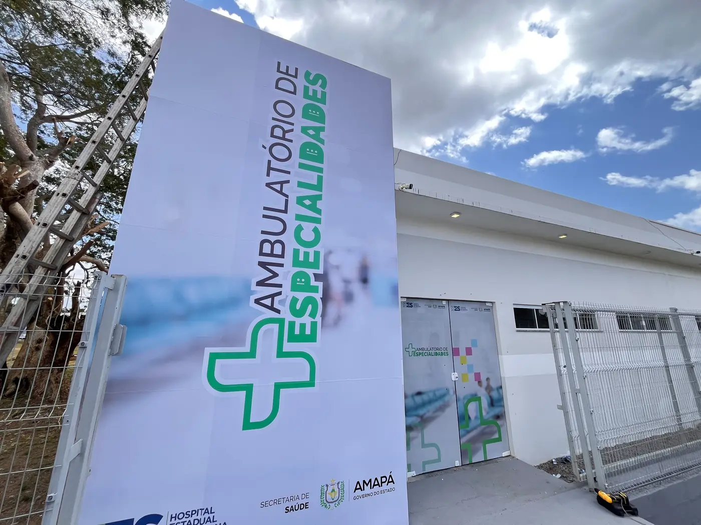 A nova estrutura conta com cinco consultórios informatizados, sala para realização de eletrocardiograma, sala de procedimentos, sala administrativa, banheiros e duas recepções, além de ambientes de espera