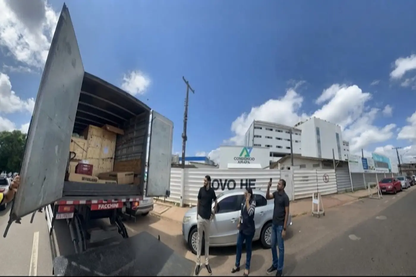 Os aparelhos chegaram ao hospital ainda embalados e fazem parte da estrutura que será responsável pelo processamento e pela esterilização dos materiais utilizados nos atendimentos e procedimentos.