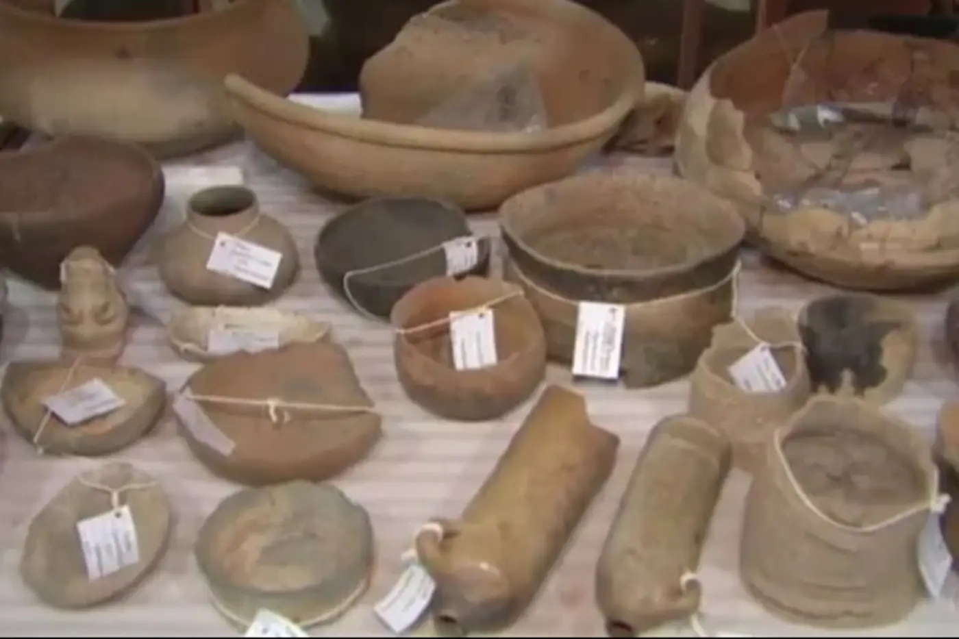 Peças de cerâmica encontradas em sítio arqueológico às margens da Rodovia Josmar Pinto, em Macapá