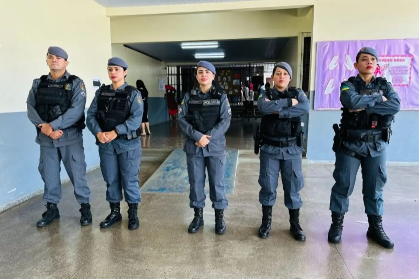 Policiamento a pé instalado pela Polícia Militar nos locais de votação