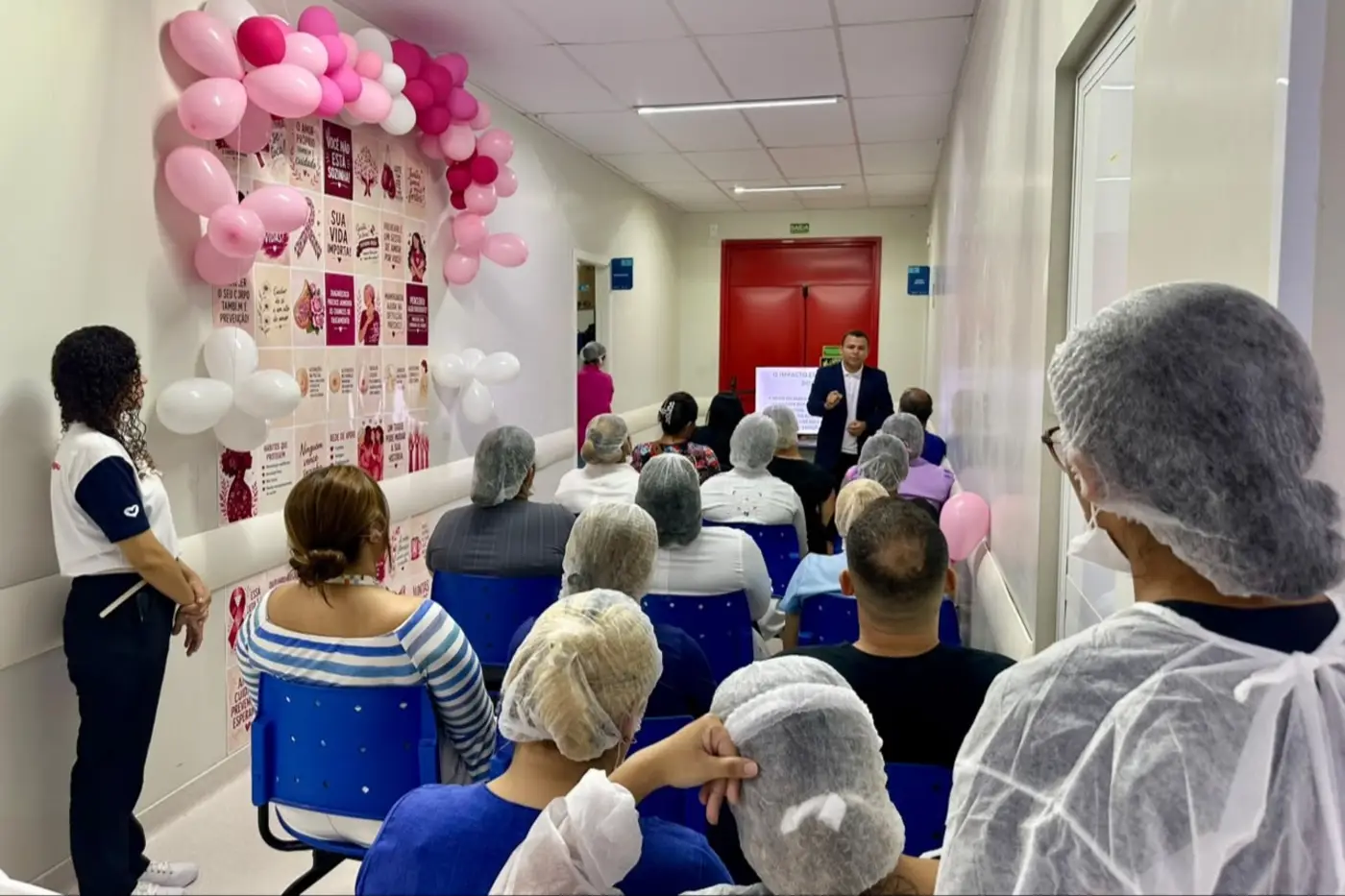 Dinâmica com balões e mensagens de reflexão reuniu profissionais de saúde