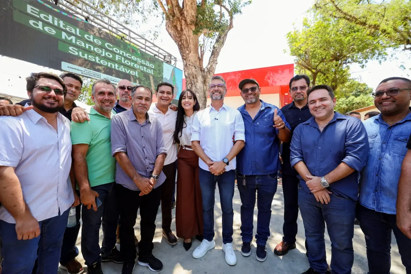 Governador Clécio Luís, ao centro, entre profissionais do setor florestal do Amapá