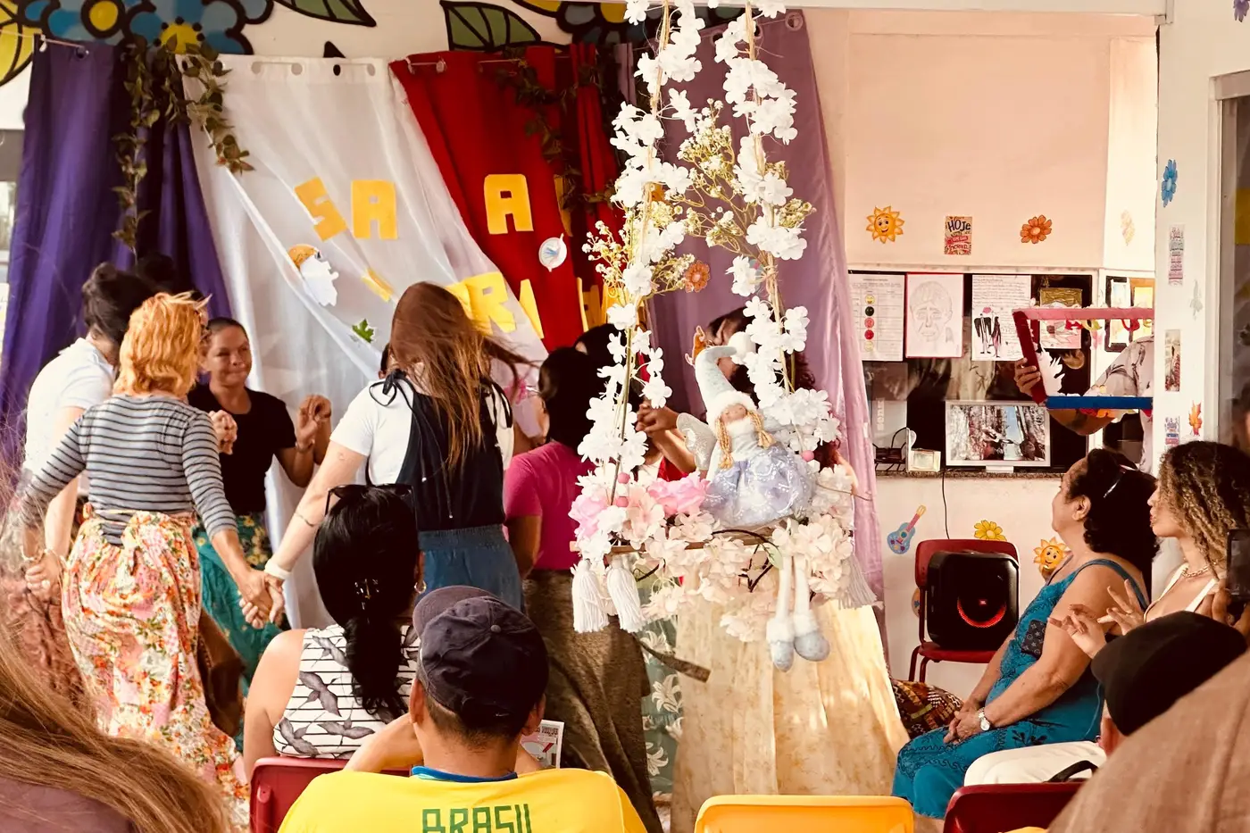 A programação contou com sarau de poesia, mostra de trablahos artísticos terapêuticos, rodas de ciranda e dança