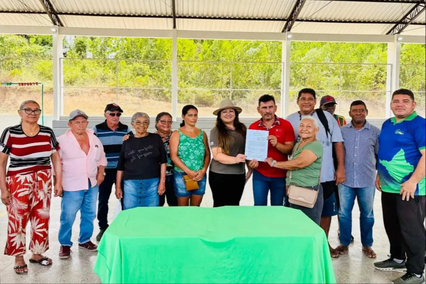 Secretária da SDR, Beatriz Barros, e gestores municipais realizam ato de assinatura e entrega de equipamentos a lideranças de associações extrativistas e agrícolas em Laranjal do Jari.