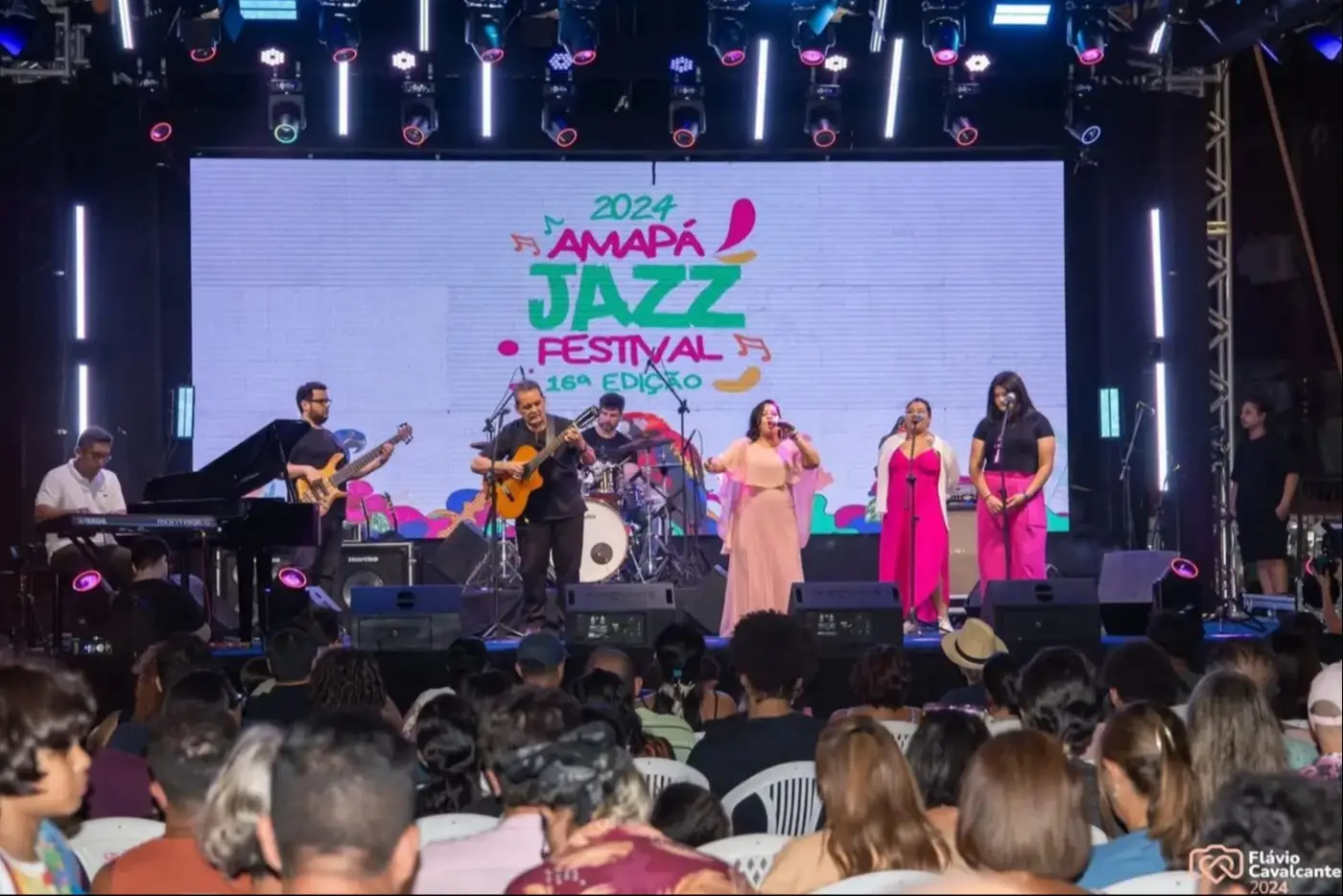 A edição de 2026 está estruturada em duas frentes: o festival principal, com três noites de apresentações, e o projeto Jazz na Calçada, ação comunitária e itinerante voltada à democratização do acesso à música instrumental e à formação de novas plateias.